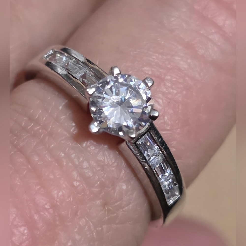 1 CT ROUND BRILLIANT SIMULATED DIAMOND RING SIZE 11 SET IN 925 STERLING SILVER - Picture 3 of 6